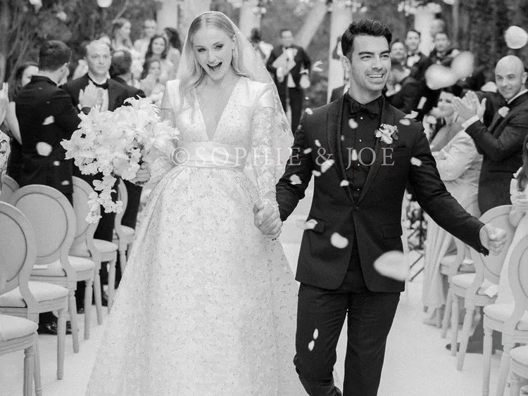 Hé lộ hình ảnh đầu tiên trong lễ cưới của Sophie Turner và Joe Jonas - Ảnh 1.