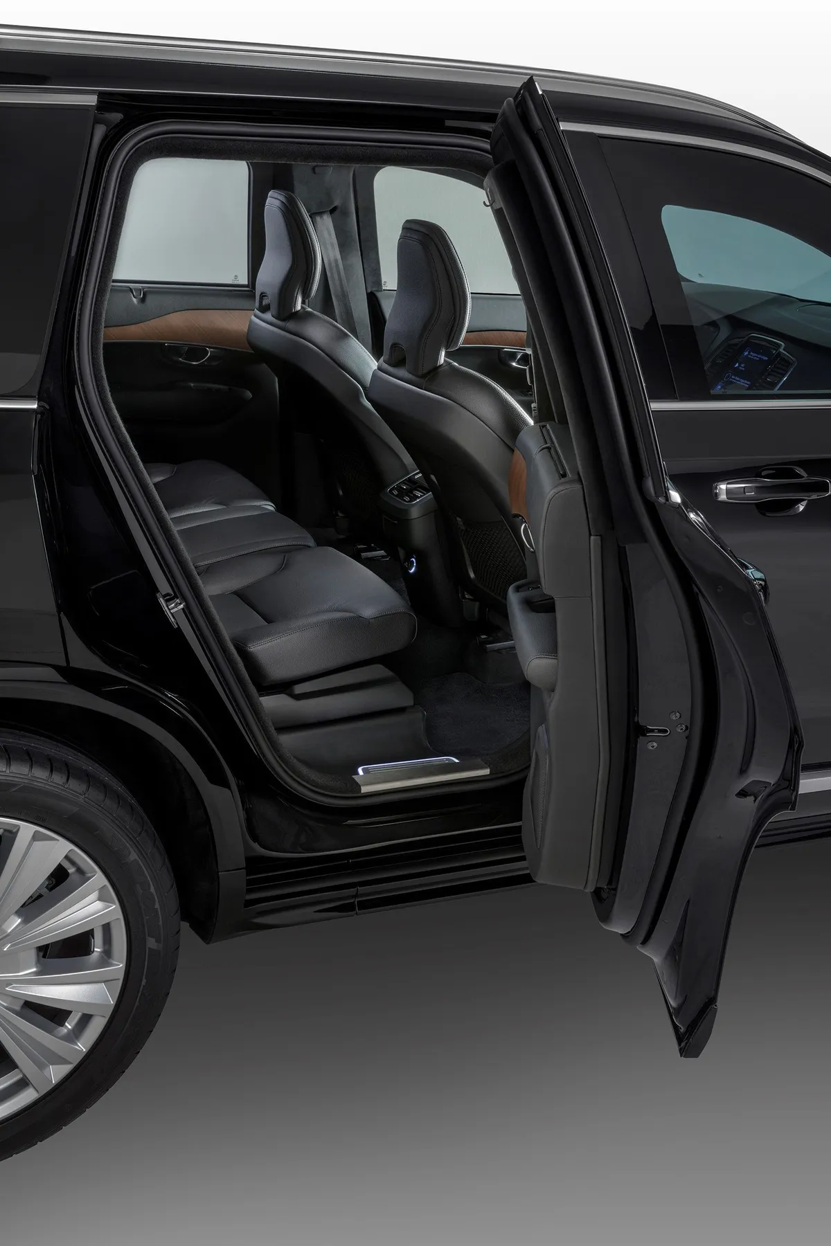 Xe sang bọc thép XC90 của Volvo có thể chịu lực công phá của 15 kg TNT - Ảnh 2.