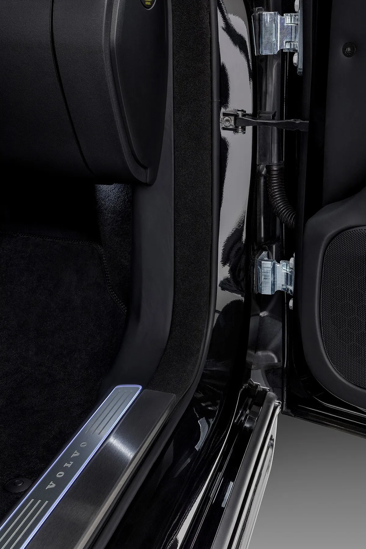 Xe sang bọc thép XC90 của Volvo có thể chịu lực công phá của 15 kg TNT - Ảnh 4.
