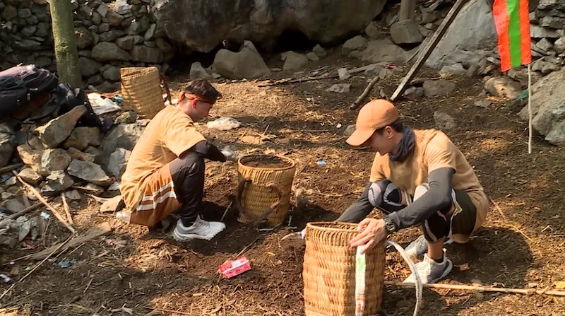 Nhìn ST hứng cơn mưa phân bò, Bình An cố nhịn cười trong Cuộc đua kỳ thú - Ảnh 1.