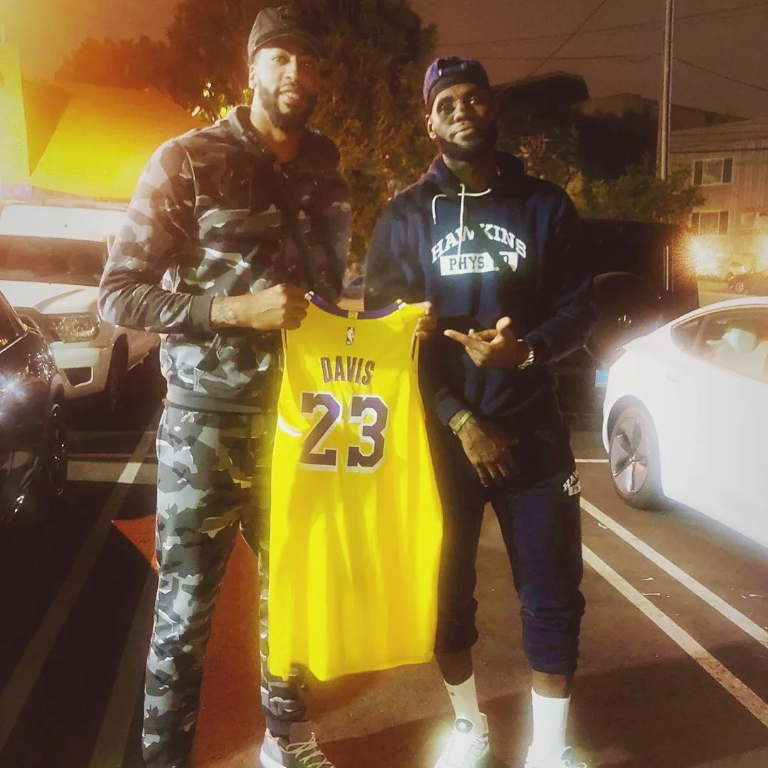 LeBron James và Kevin Durant sẽ đổi số áo thi đấu cho mùa giải NBA năm tới - Ảnh 1. LeBron James và Kevin Durant sẽ đổi số áo thi đấu cho mùa giải NBA năm tới - Ảnh 1.