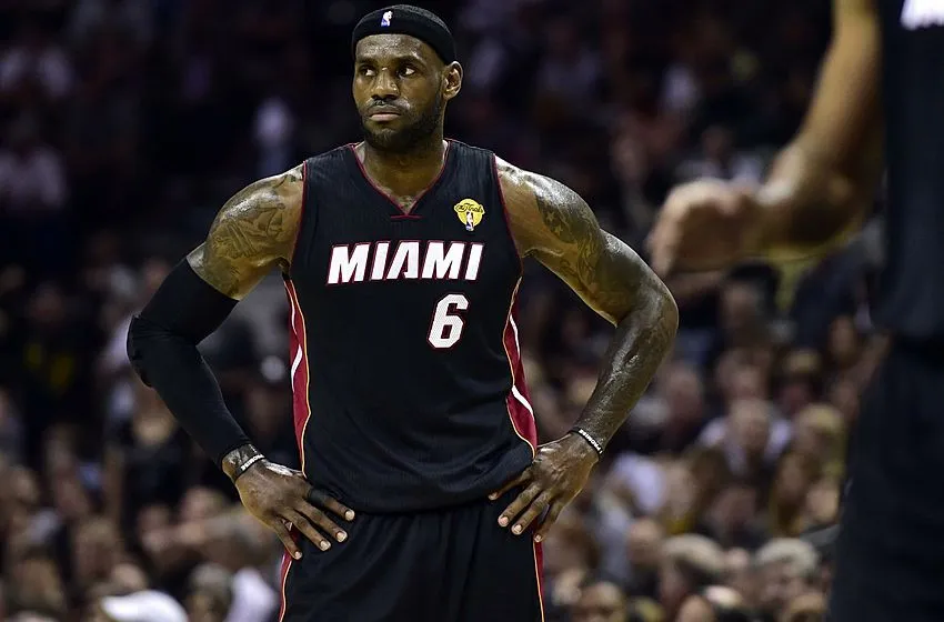 LeBron James và Kevin Durant sẽ đổi số áo thi đấu cho mùa giải NBA năm tới - Ảnh 2. LeBron James và Kevin Durant sẽ đổi số áo thi đấu cho mùa giải NBA năm tới - Ảnh 2.