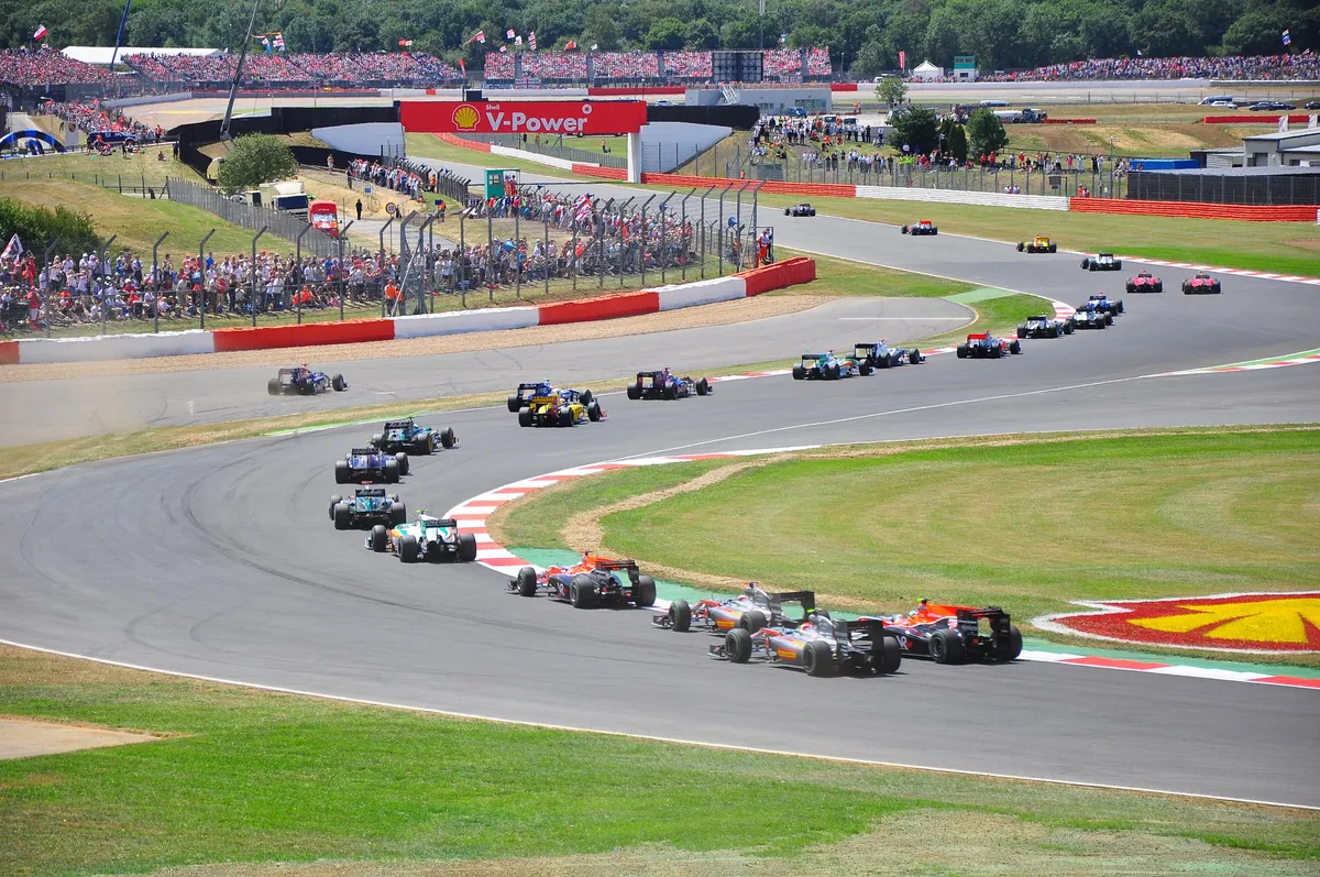 Trường đua Silverstone, ngôi nhà của môn đua xe F1 - Ảnh 2. Trường đua Silverstone, ngôi nhà của môn đua xe F1 - Ảnh 2.