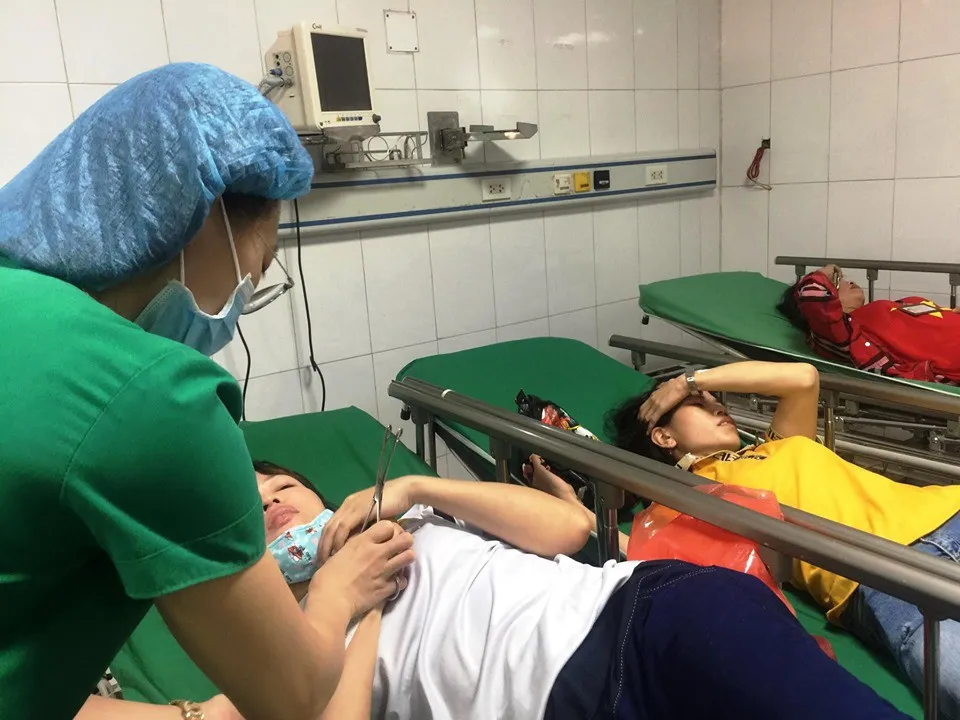 Lật xe chở công nhân trên đường đi làm ở Nghệ An: 21 người bị thương - Ảnh 3. Lật xe chở công nhân trên đường đi làm ở Nghệ An: 21 người bị thương - Ảnh 3.