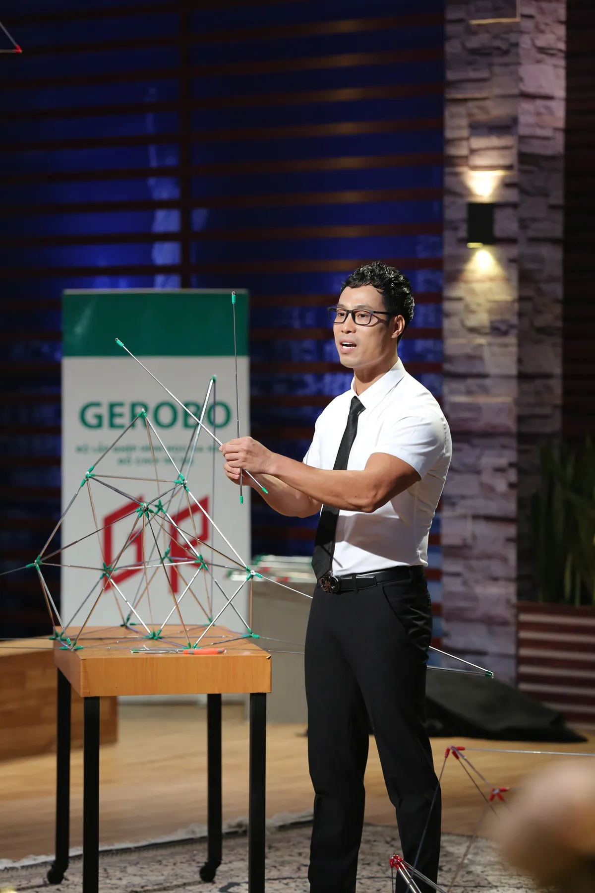 Thầy giáo dạy Toán đến Shark Tank Việt Nam gọi vốn nửa triệu USD - Ảnh 1.