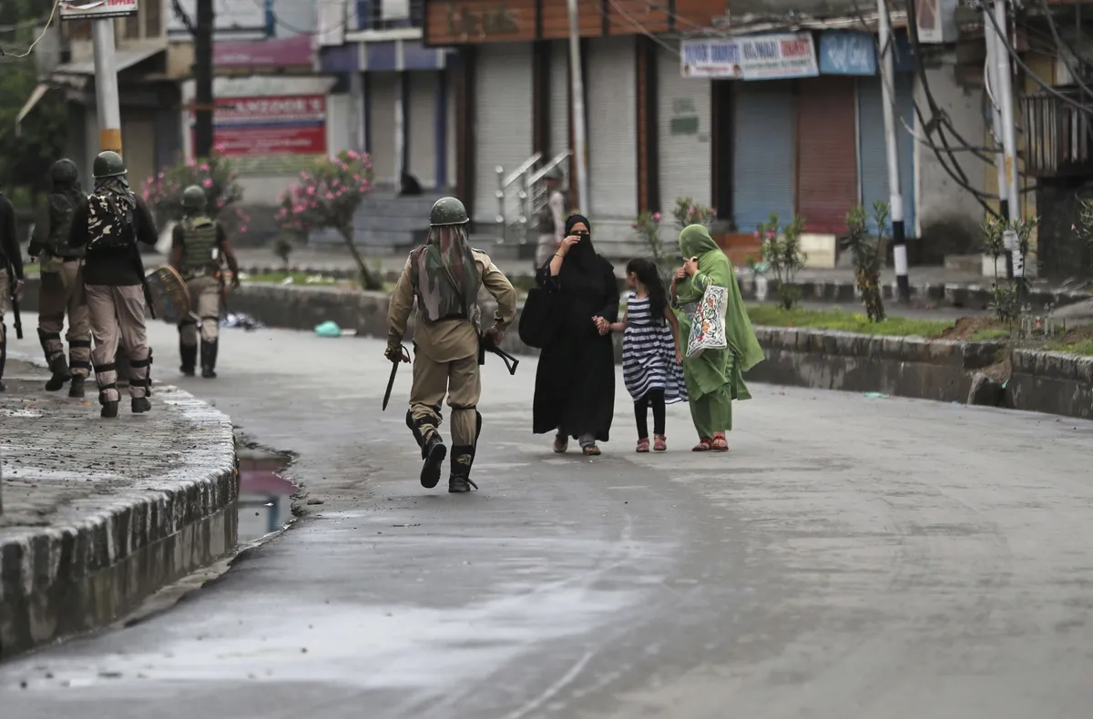 Cuộc sống của người dân ở Kashmir đảo lộn do lệnh giới nghiêm - Ảnh 2.