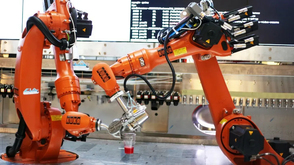 Con người chiến thắng robot trong cuộc thi pha chế - Ảnh 1.