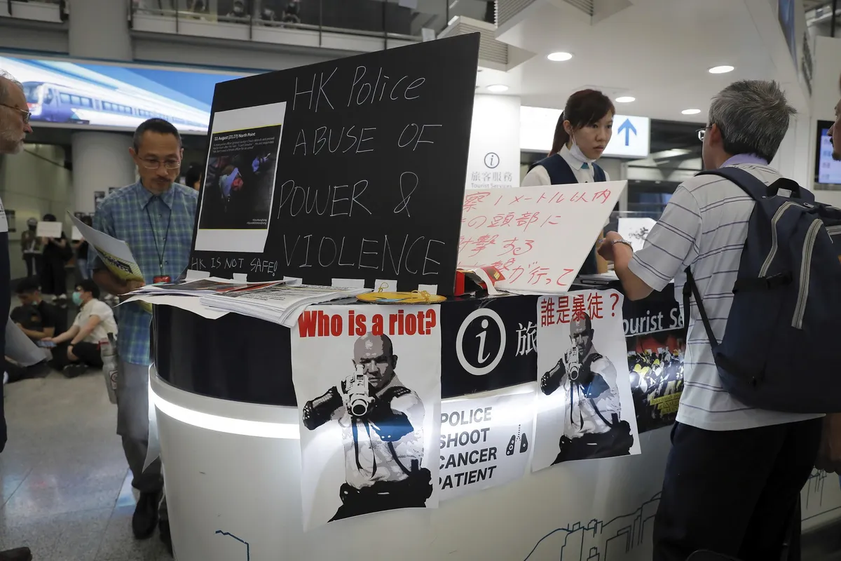 Hong Kong (Trung Quốc) hủy mọi chuyến bay vì biểu tình - Ảnh 2.