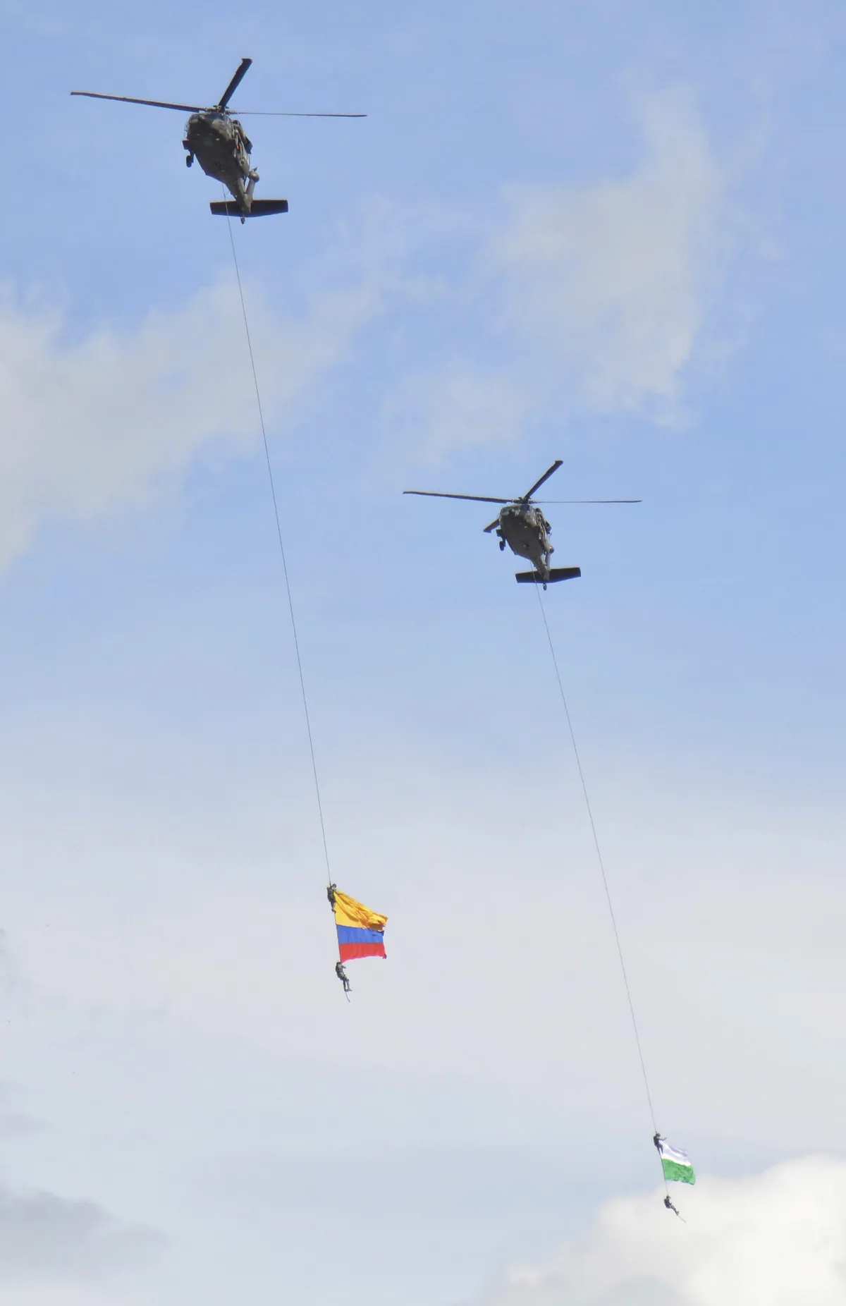 Hai phi công tử vong trong buổi trình diễn máy bay ở Colombia - Ảnh 1. Hai phi công tử vong trong buổi trình diễn máy bay ở Colombia - Ảnh 1.