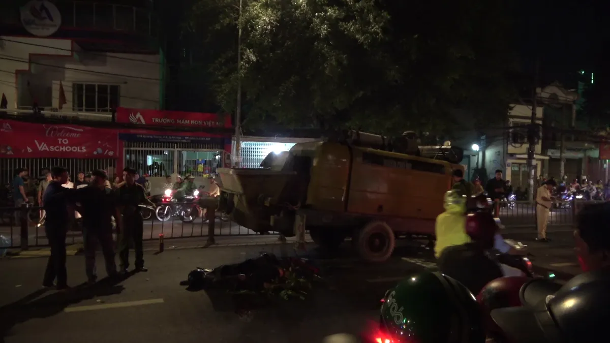 T&ocirc;ng v&agrave;o th&ugrave;ng bơm b&ecirc; t&ocirc;ng, 2 thanh ni&ecirc;n tử vong - Ảnh 1.