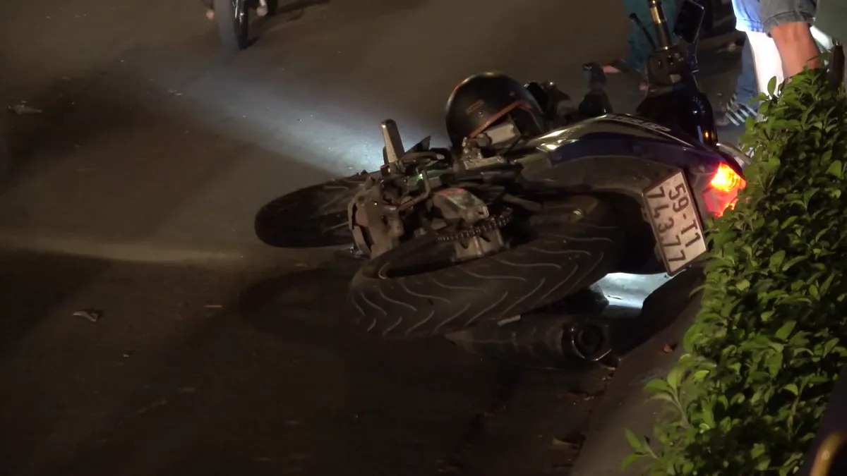 T&ocirc;ng v&agrave;o th&ugrave;ng bơm b&ecirc; t&ocirc;ng, 2 thanh ni&ecirc;n tử vong - Ảnh 2.