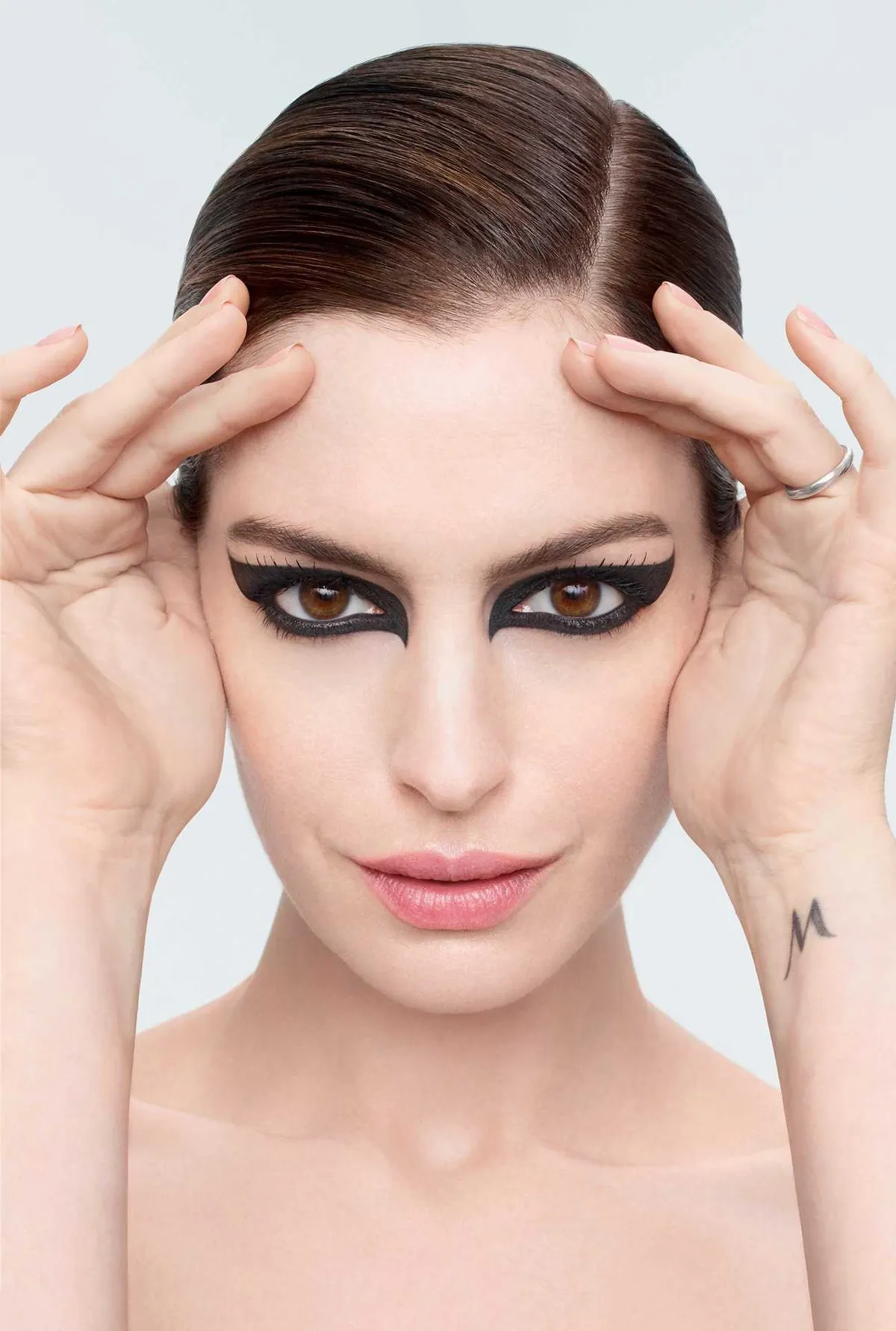 Anne Hathaway – Vừa dịu dàng vừa khiêu khích - Ảnh 1. Anne Hathaway – Vừa dịu dàng vừa khiêu khích - Ảnh 1.