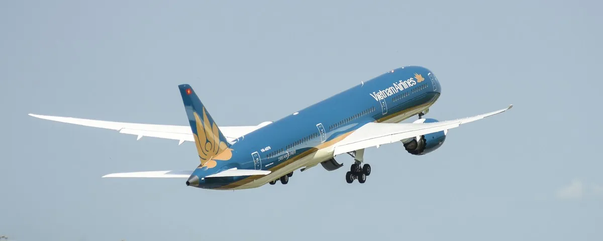 Máy bay Boeing 787-10 Dreamliner đầu tiên của Vietnam Airlines đã cất cánh về Việt Nam - Ảnh 1.