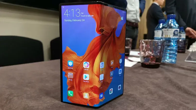 Điện thoại gập Huawei Mate X có thể lại lỡ hẹn phát hành vào tháng 9 - Ảnh 3. Điện thoại gập Huawei Mate X có thể lại lỡ hẹn phát hành vào tháng 9 - Ảnh 3.