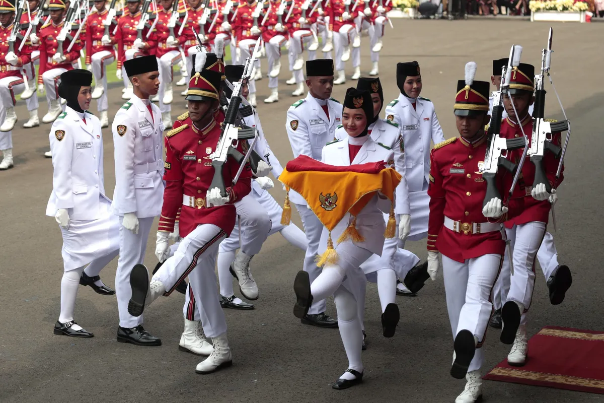 H&agrave;ng ngh&igrave;n người tham gia m&agrave;n đồng diễn kỷ niệm Quốc kh&aacute;nh Indonesia - Ảnh 1.