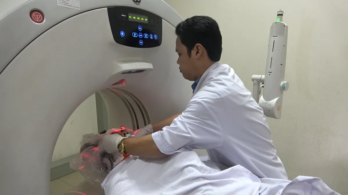 Đưa trực thăng cấp cứu một chiến sĩ trên đảo Sơn Ca vào đất liền. - Ảnh 2.