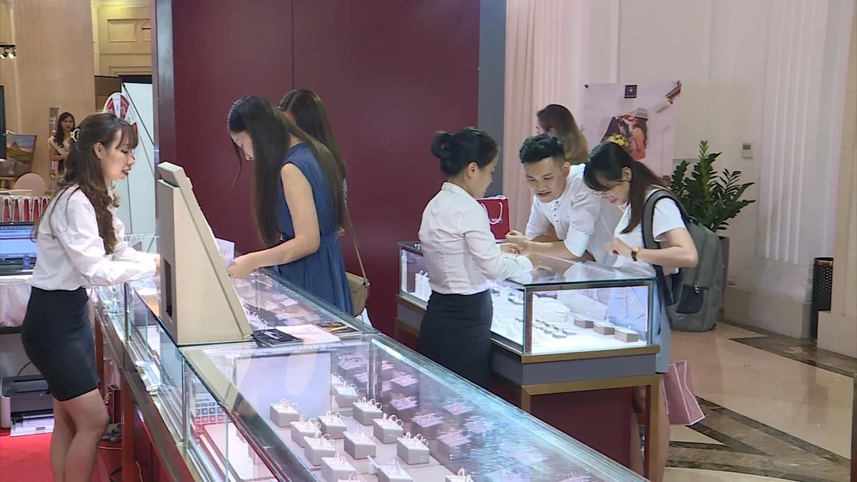 Sôi động sắc màu triển lãm cưới - Ảnh 2. Sôi động sắc màu triển lãm cưới - Ảnh 2.