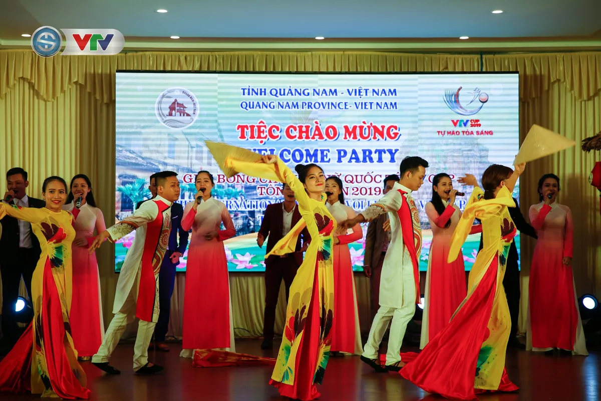 VTV Cup Tôn Hoa Sen 2019: Tiệc chào mừng ấn tượng và tràn đầy hứng khởi - Ảnh 1. VTV Cup Tôn Hoa Sen 2019: Tiệc chào mừng ấn tượng và tràn đầy hứng khởi - Ảnh 1.