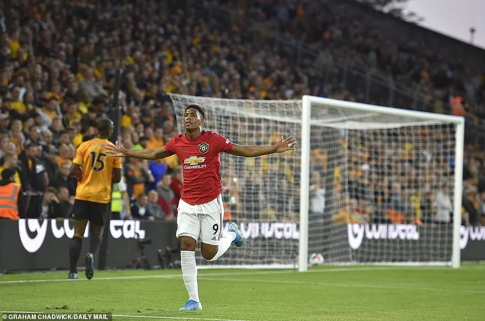 Wolverhampton 1-1 Manchester United: Pogba đá hỏng 11m, Manchester United chia điểm đáng tiếc - Ảnh 1. Wolverhampton 1-1 Manchester United: Pogba đá hỏng 11m, Manchester United chia điểm đáng tiếc - Ảnh 1.