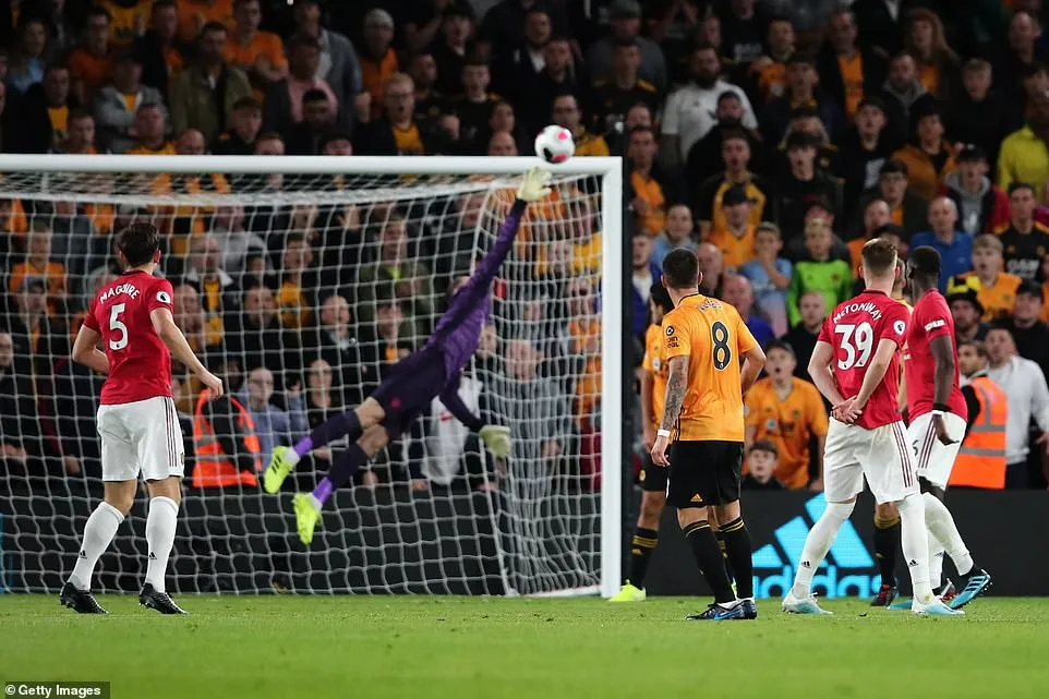 Wolverhampton 1-1 Manchester United: Pogba đá hỏng 11m, Manchester United chia điểm đáng tiếc - Ảnh 2. Wolverhampton 1-1 Manchester United: Pogba đá hỏng 11m, Manchester United chia điểm đáng tiếc - Ảnh 2.