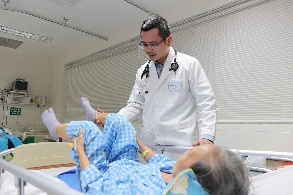 Cụ bà thoát chết nhờ xử trí kịp thời túi phình động mạch não vỡ - Ảnh 1.