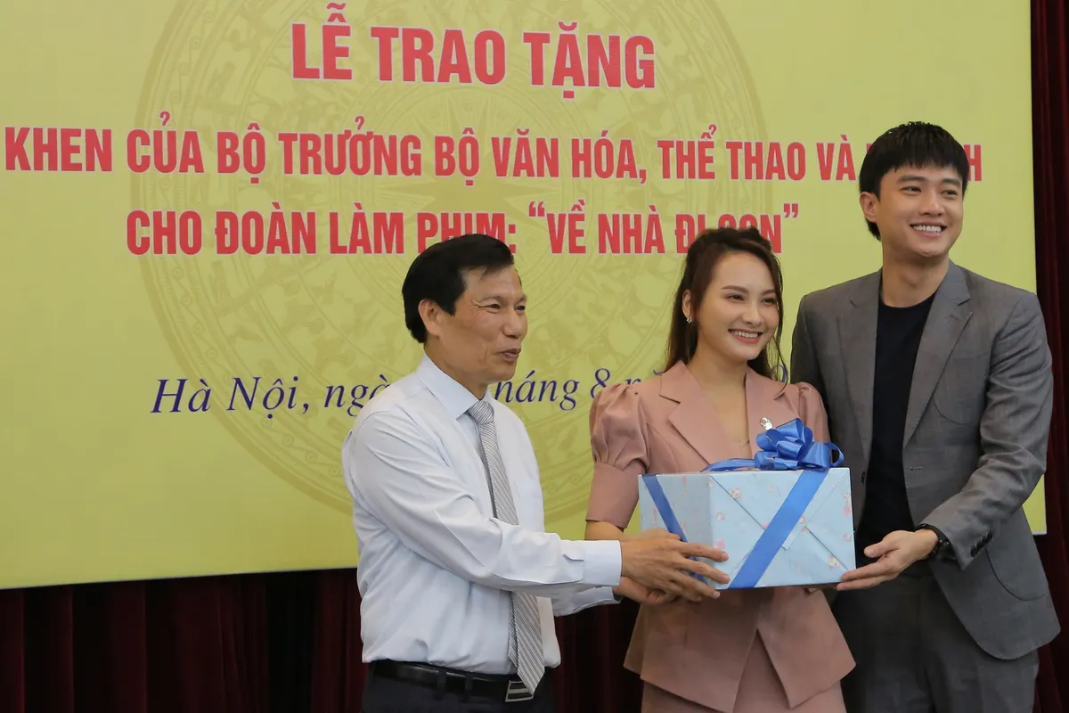 Ê-kíp Về nhà đi con vinh dự được Bộ trưởng Bộ Văn hóa, Thể thao và du lịch trao bằng khen - Ảnh 13.