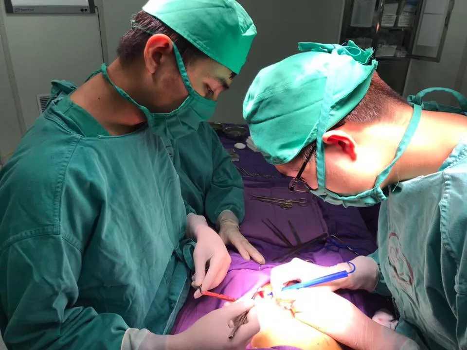 Ghép da cho bé trai 2 tuổi bị bỏng nước sôi toàn thân - Ảnh 1.