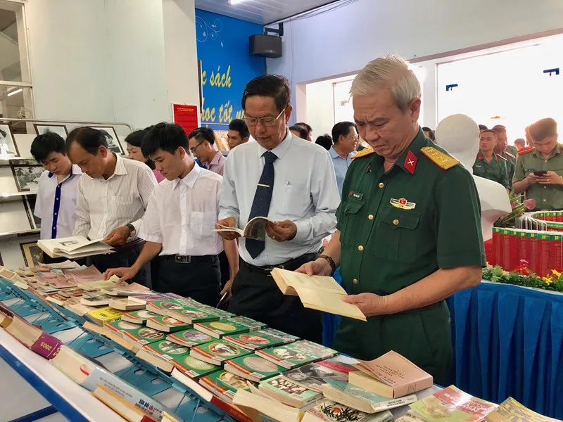 Triển lãm “Hồ Chủ tịch sống mãi trong sự nghiệp của chúng ta” - Ảnh 1. Triển lãm “Hồ Chủ tịch sống mãi trong sự nghiệp của chúng ta” - Ảnh 1.