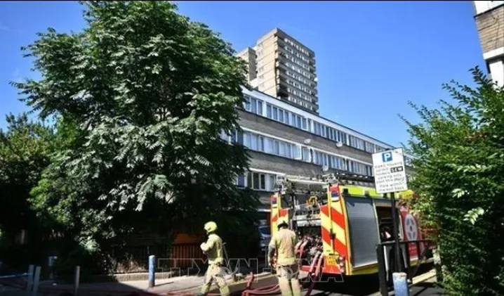 Cháy chung cư cao tầng ở London, Anh - Ảnh 1.