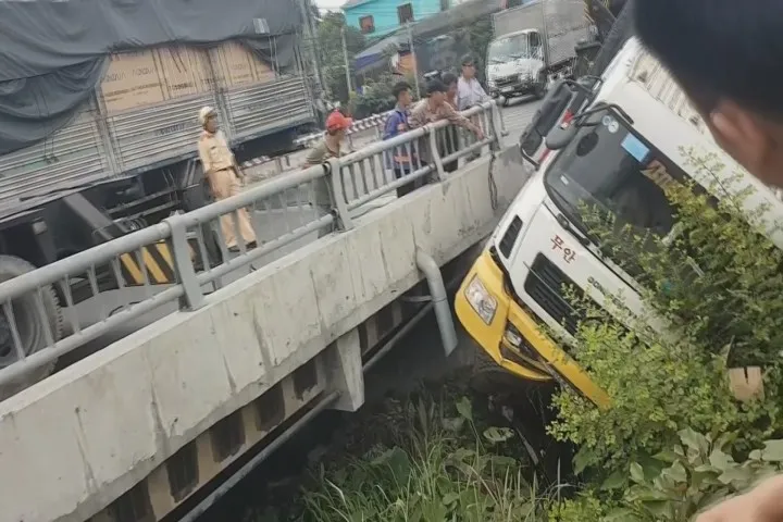 Sinh viên chế tạo hệ thống cảnh báo ngủ gật cho lái xe - Ảnh 1. Sinh viên chế tạo hệ thống cảnh báo ngủ gật cho lái xe - Ảnh 1.