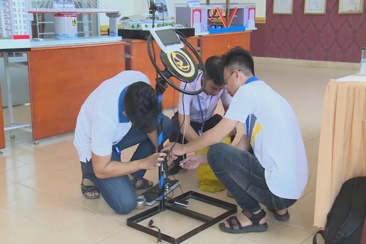 Sinh viên chế tạo hệ thống cảnh báo ngủ gật cho lái xe - Ảnh 6. Sinh viên chế tạo hệ thống cảnh báo ngủ gật cho lái xe - Ảnh 6.