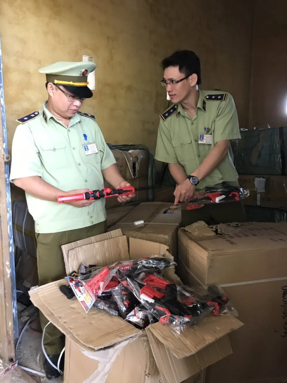 Quảng Trị: Thu giữ nhiều đồ chơi có tính bạo lực - Ảnh 1. Quảng Trị: Thu giữ nhiều đồ chơi có tính bạo lực - Ảnh 1.