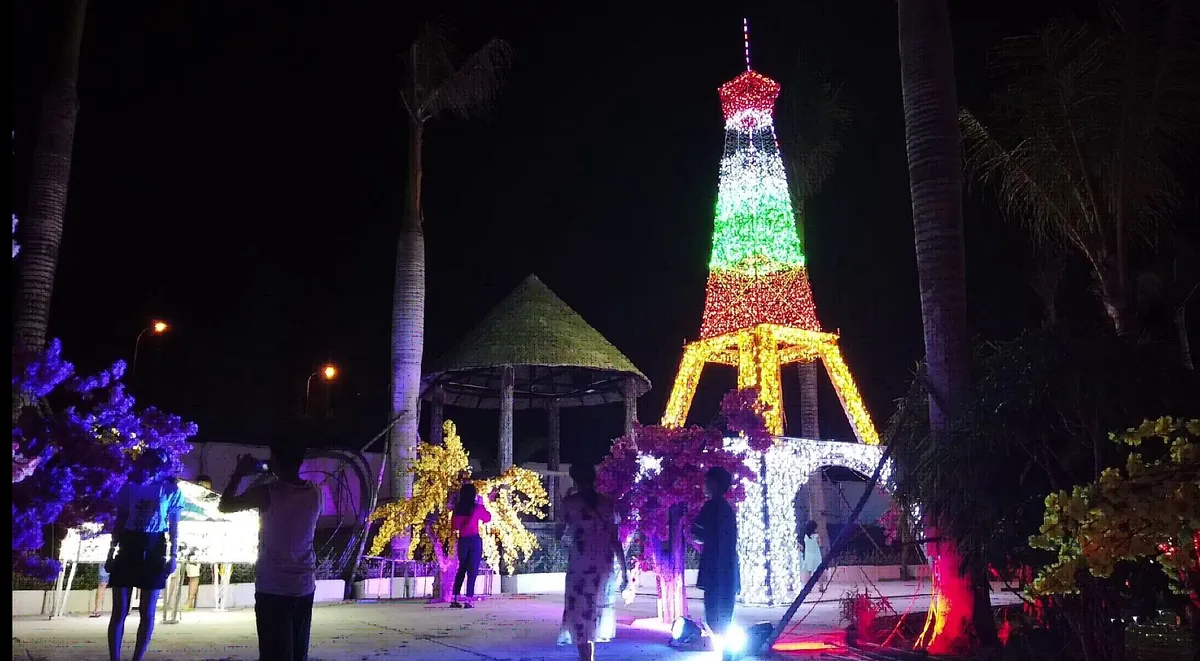 Bình Thuận: Rực rỡ lễ hội Ánh sáng bên bờ biển - Ảnh 2.
