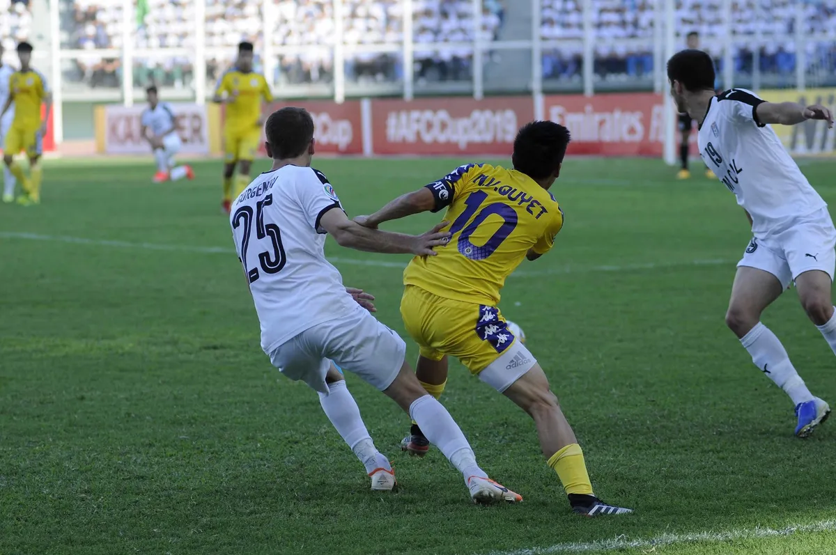 Hòa 2-2 trên sân của Altyn Asyr, CLB Hà Nội vào chung kết liên khu vực AFC Cup 2019 - Ảnh 4. Hòa 2-2 trên sân của Altyn Asyr, CLB Hà Nội vào chung kết liên khu vực AFC Cup 2019 - Ảnh 4.