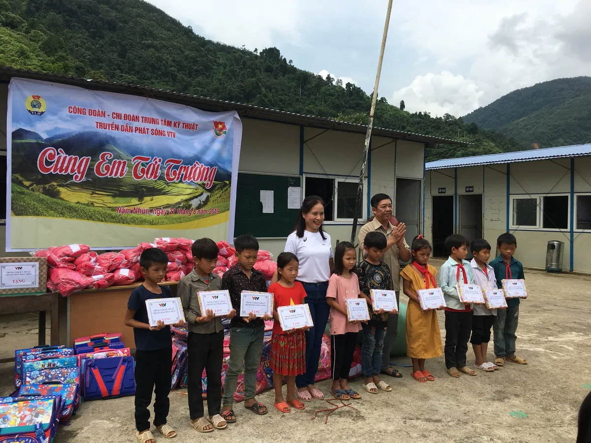 Trung tâm Kỹ thuật Truyền dẫn phát sóng - Đài THVN tặng quà đầu năm học cho học sinh vùng cao - Ảnh 5.