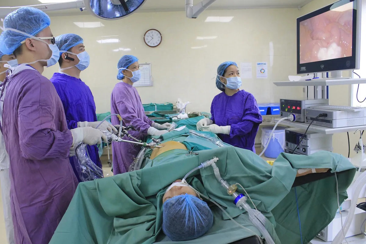 Thêm một trường hợp thủng ruột do nuốt xương cá - Ảnh 1.