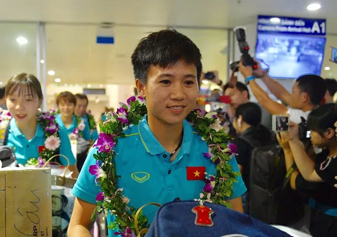 ĐT nữ Việt Nam rạng rỡ ngày trở về sau chức vô địch Đông Nam Á 2019 - Ảnh 4. ĐT nữ Việt Nam rạng rỡ ngày trở về sau chức vô địch Đông Nam Á 2019 - Ảnh 4.