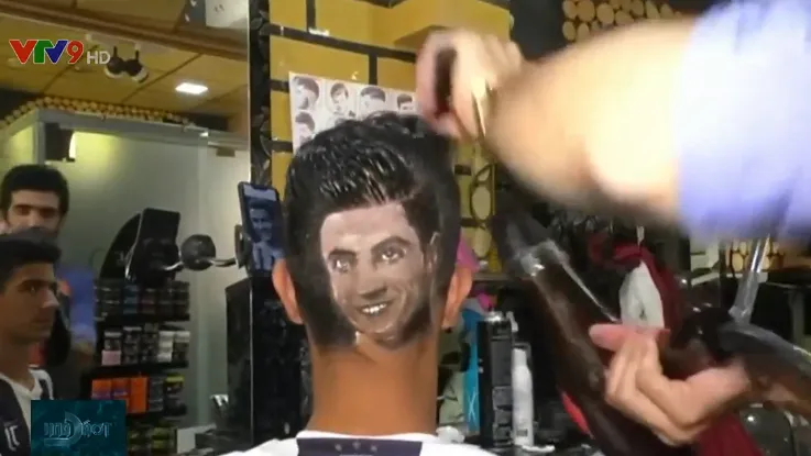 Brazil: Cắt t&oacute;c h&igrave;nh ch&acirc;n dung cầu thủ - Ảnh 1.