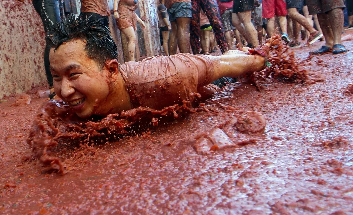 Biển cà chua đỏ rực rại lễ hội La Tomatina - Ảnh 12.