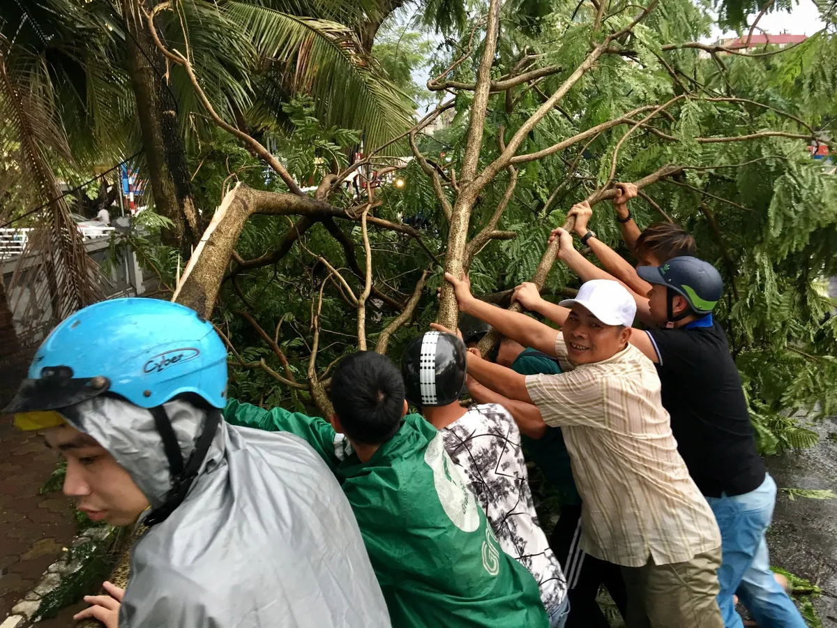 Mưa dông kinh hoàng ập đến, Hà Nội trở tay không kịp - Ảnh 4.