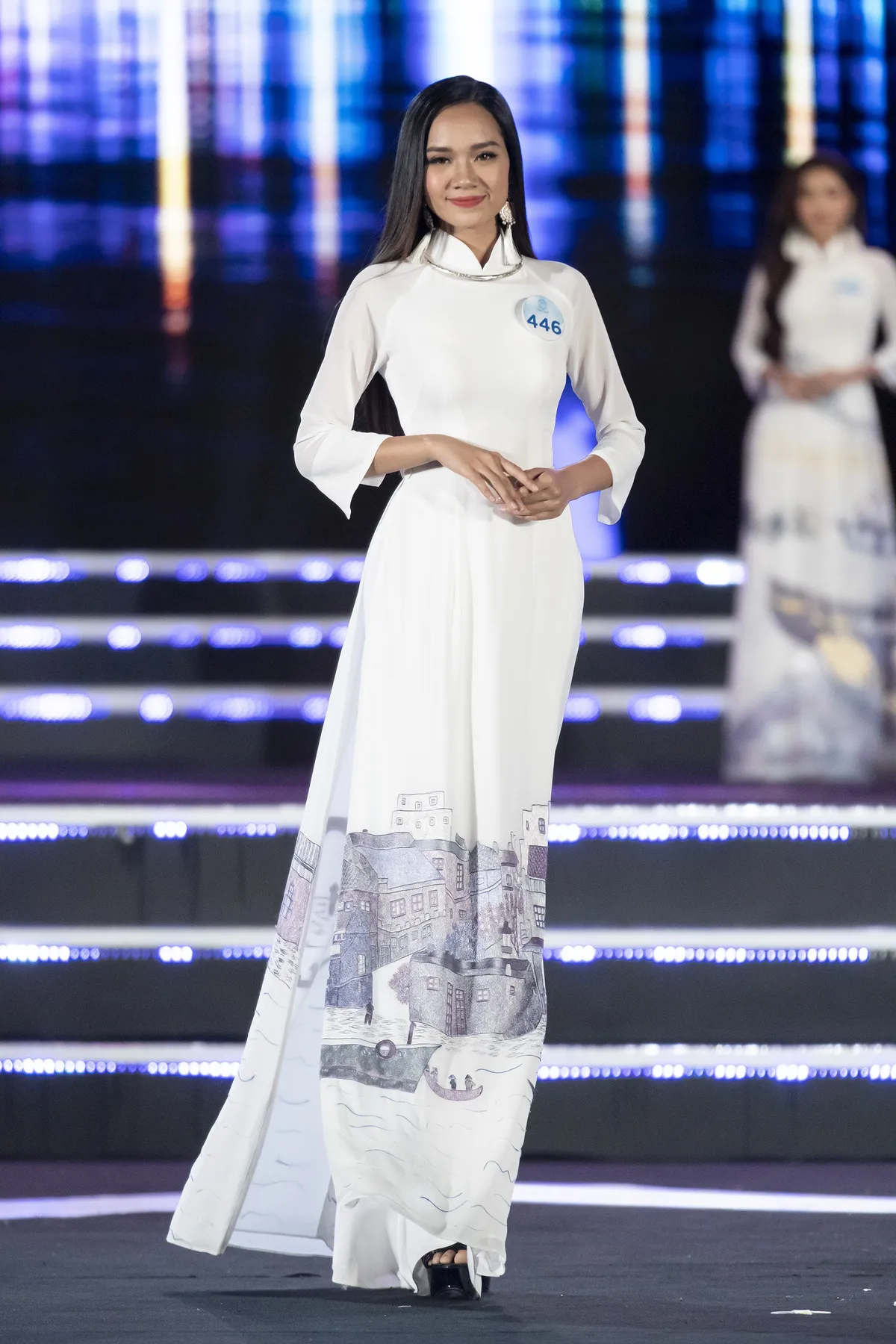 Dàn thí sinh Miss World Việt Nam 2019 khoe dáng thướt tha với áo dài - Ảnh 2.