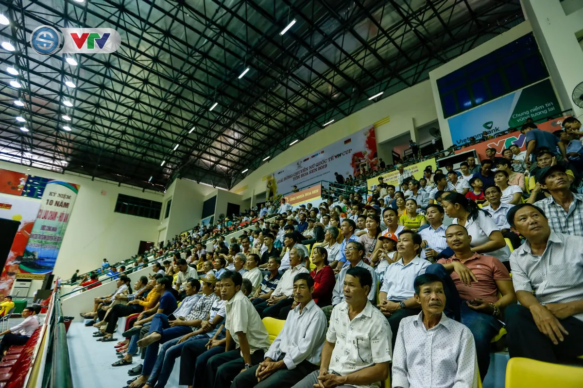 Rất đông người hâm mộ Quảng Nam tới xem trận khai mạc giải bóng chuyền nữ quốc tế VTV Cup Tôn Hoa Sen 2019 - Ảnh 13. Rất đông người hâm mộ Quảng Nam tới xem trận khai mạc giải bóng chuyền nữ quốc tế VTV Cup Tôn Hoa Sen 2019 - Ảnh 13.