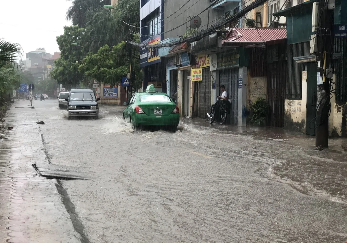 Chùm ảnh: Hà Nội có nhiều điểm ngập nước, cây đổ ảnh hưởng đến giao thông - Ảnh 3.