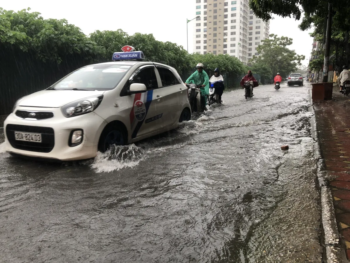 Chùm ảnh: Hà Nội có nhiều điểm ngập nước, cây đổ ảnh hưởng đến giao thông - Ảnh 5.