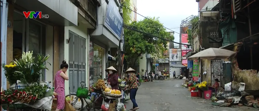 Vụ cháy nhà máy Rạng Đông: Người dân phường Hạ Đình vẫn sinh hoạt bình thường sau khuyến cáo - Ảnh 1.