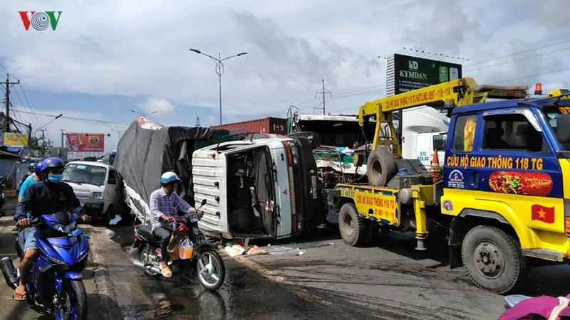 Ô tô tông liên hoàn, gây ùn tắc giao thông trên Quốc lộ 1A - Ảnh 1.