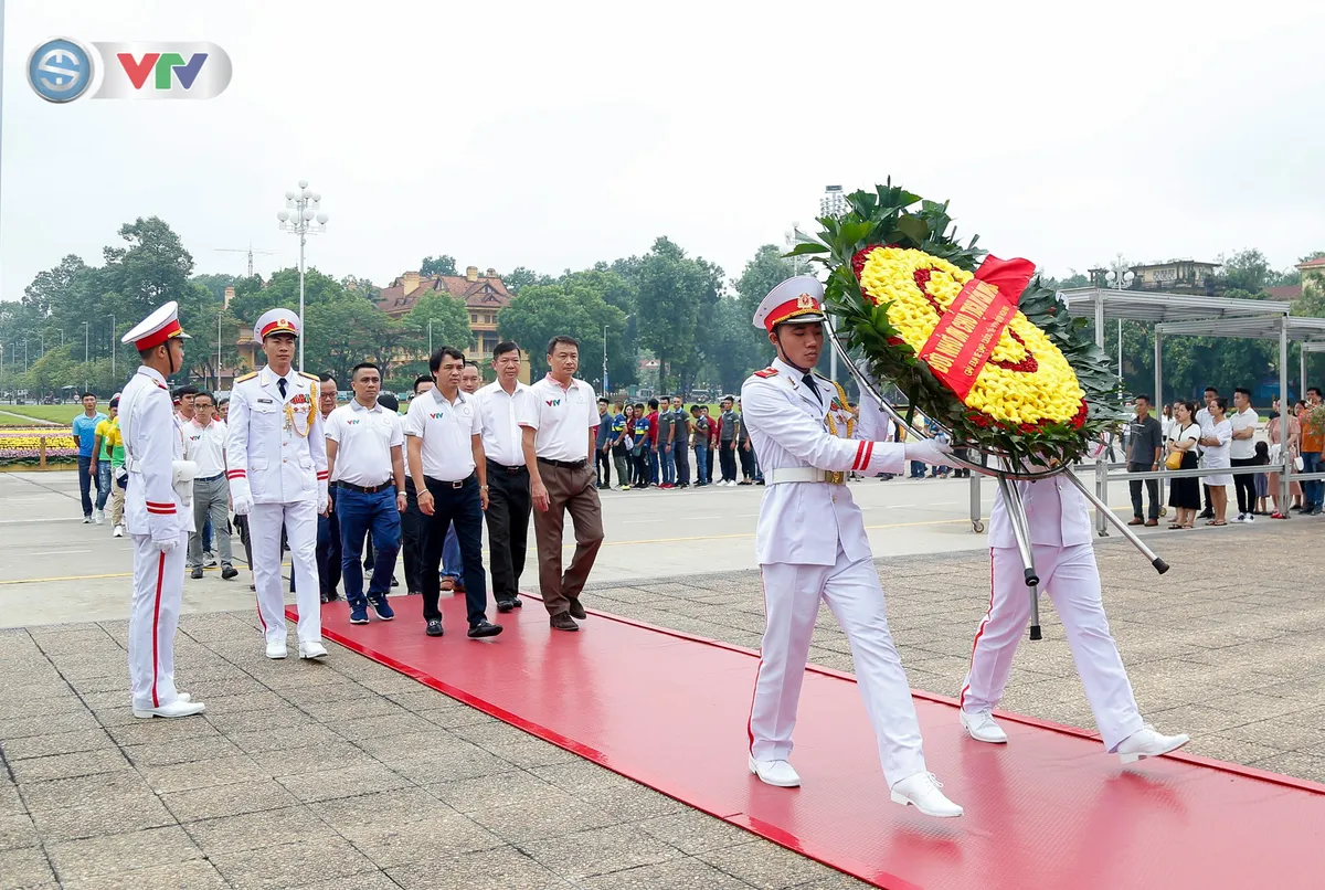 BTC Giải xe đạp Quốc tế VTV Cúp Tôn Hoa Sen 2019 cùng toàn đoàn dâng hoa tưởng nhớ Chủ tịch Hồ Chí Minh vĩ đại - Ảnh 1. BTC Giải xe đạp Quốc tế VTV Cúp Tôn Hoa Sen 2019 cùng toàn đoàn dâng hoa tưởng nhớ Chủ tịch Hồ Chí Minh vĩ đại - Ảnh 1.