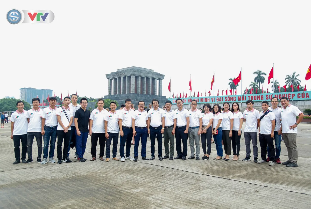 BTC Giải xe đạp Quốc tế VTV Cúp Tôn Hoa Sen 2019 cùng toàn đoàn dâng hoa tưởng nhớ Chủ tịch Hồ Chí Minh vĩ đại - Ảnh 5. BTC Giải xe đạp Quốc tế VTV Cúp Tôn Hoa Sen 2019 cùng toàn đoàn dâng hoa tưởng nhớ Chủ tịch Hồ Chí Minh vĩ đại - Ảnh 5.