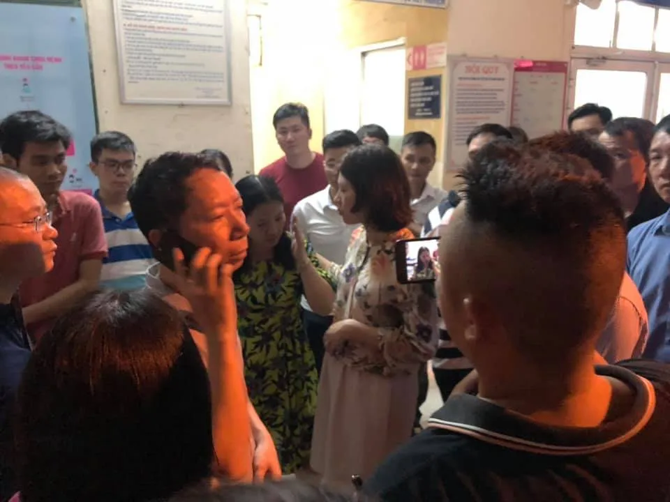 Bé 6 tuổi tử vong do bị... bỏ quên trên xe đưa đón của trường học? - Ảnh 2. Bé 6 tuổi tử vong do bị... bỏ quên trên xe đưa đón của trường học? - Ảnh 2.