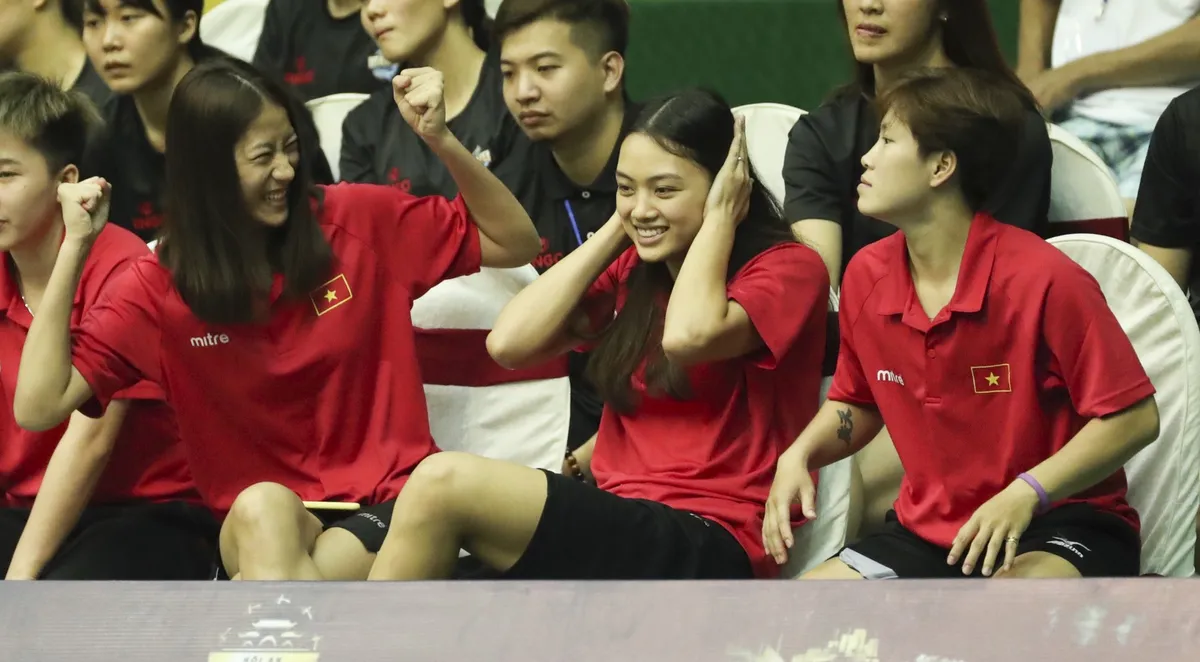 VTV Cup 2019: Thua cá cược, Thu Hoài nhận hình phạt đau điếng từ đồng đội - Ảnh 2. VTV Cup 2019: Thua cá cược, Thu Hoài nhận hình phạt đau điếng từ đồng đội - Ảnh 2.